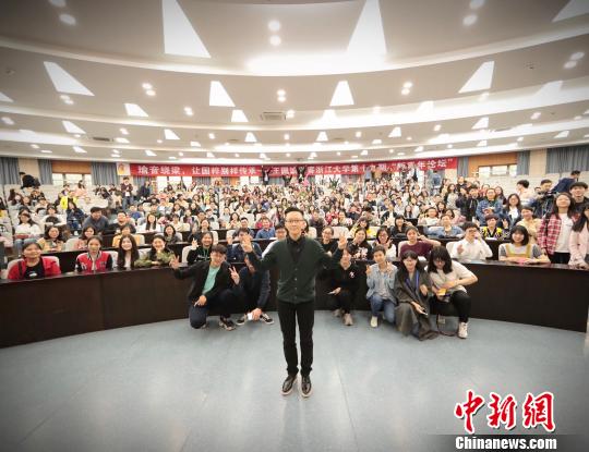 王珮瑜与学生合影。主办方提供