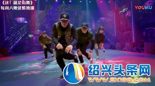 视频截图：《这！就是街舞》舞者在进行齐舞表演