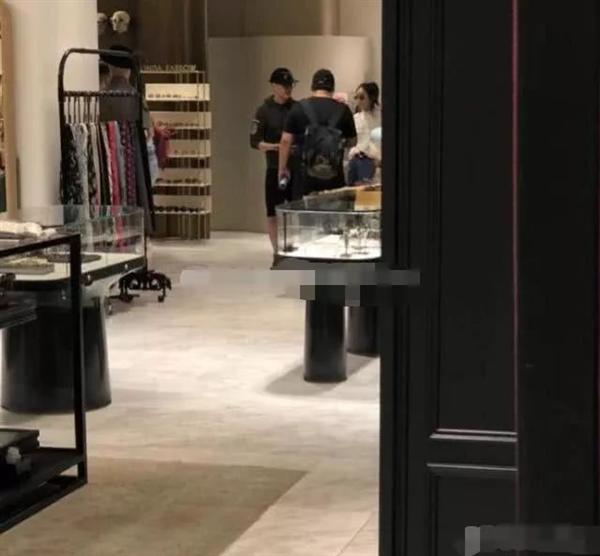 网友疯传“赵丽颖冯绍峰领证结婚”消息，港媒曝奉子成婚秘密出嫁