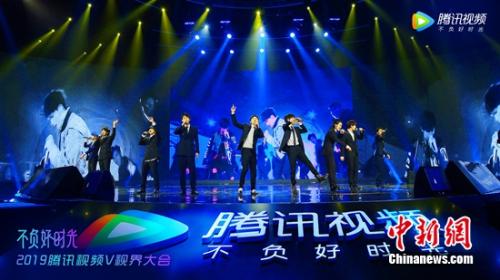 《明日之子》第二季九大厂牌同唱《明日等你》为大会拉开序幕