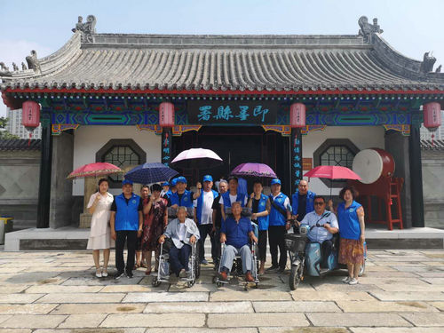青岛：即墨30名残疾人在志愿者陪同下逛古城感受即墨新变化
