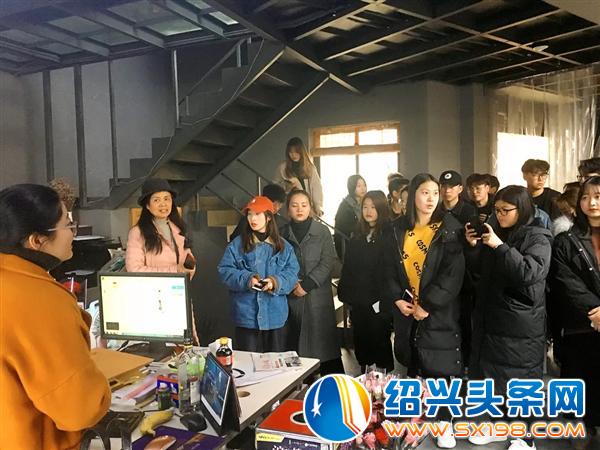 绍职院数字媒体艺术设计专业师生来金德隆调研-1