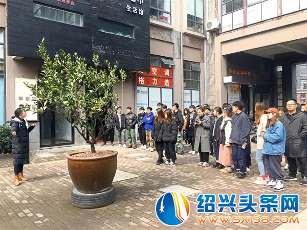 绍职院数字媒体艺术设计专业师生来金德隆调研