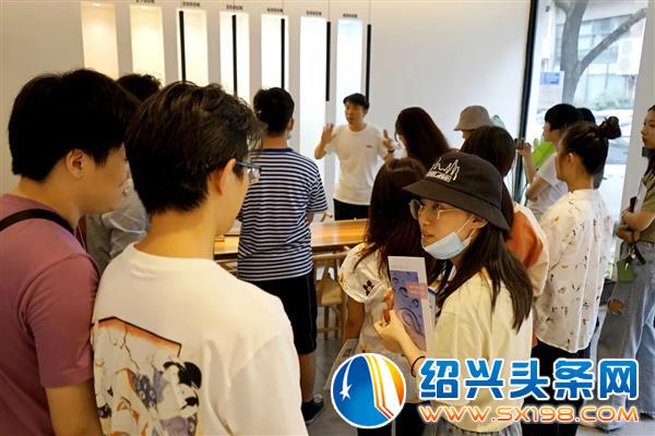 绍兴文理学院元培学院室内设计专业学子走进金德隆选材