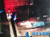 高速上开车分心太可怕 小车直冲集装箱车底