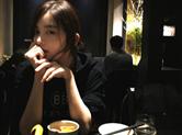 ”娜扎在妈妈的镜头里笑成了表情包，满满少女感