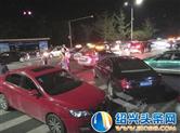 深夜，诸暨私家车出租车“挤断”一条路
