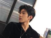 蔡徐坤晒自拍上演侧颜杀 酷帅有型男人味十足