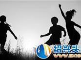 如何防治近视：不做“宅”孩子 要做“野”孩子