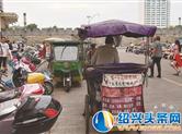 【头条直击】今日嵊州世纪广场附占道揽客 怎一个“乱”字了得？