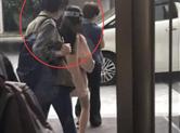 网友曝王菲带着李嫣及其小闺蜜团逛街购物的画面