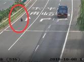 女子高速车流中穿梭又跳河 高速交警紧急救人
