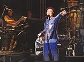 陈奕迅中环开免费演唱会 内外约2000多人一起嗨