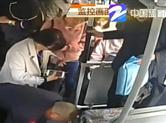 乘客突然抽搐口吐白沫 司机乘客联手相救