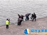 嵊州东桥堤坝上一男孩不慎落水 多位好心市民出手奋力相救