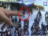 火车站候车室发生匪夷所思的遭遇了抢包 看看监控怎么回事？