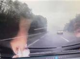 丈夫擦雾挡视线 妻子高速停车遭秒撞
