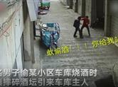 嵊州一男子偷酒被大妈抓住 报警后民警发现大妈也是小偷