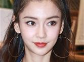 运动少女上线！Angelababy穿运动装秀小蛮腰炫球技