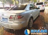 小区楼道出入口停满了车 住户无奈从“夹缝”中穿行