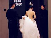 60岁杨丽萍晒背影照惊呆网友 肌肤白皙腰肢纤细