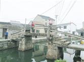 斗门村有座小桥，护栏破损失修多年，村民雨天过桥战战兢兢
