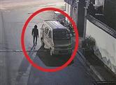 “红毛”男子路边捡漏 拉车门，就偷盗4万元红包