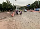 袍江两路段，坑洞多，市民行路难，相关部门作了解释回应