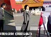 王菲现身录制《国家宝藏2》 穿灰色长大衣走路带风
