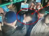 【头条点赞】公交车上女子被猥亵性骚扰 被一大汉出手制服