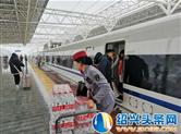 暴风雪袭来，郑州客运段高铁一队免费为乘客提供水和八宝粥
