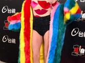 小S后台甩掉外套性感着装曝光