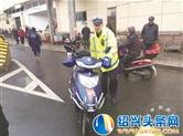 嵊州交警对江滨市场周边车辆无序停放开展专项整治
