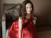 李若彤微博晒美照 一袭红裙女人味十足