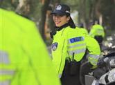 西湖边女骑警“回眸一笑” 照片刷爆朋友圈！