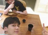 李易峰凌晨晒合影 为朱一龙庆生