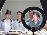 跟着“网红”学直播