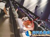 有人竟然带狗进影院看电影 这种行为不文明！