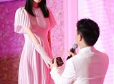 奚梦瑶获何猷君求婚戴皇冠变公主 甜蜜拥吻幸福落泪