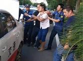 江西上饶：运管执法人员查获猖獗黑车