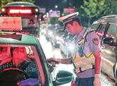 诸暨交警严查滥用远光灯、违法鸣喇叭、酒驾及电动车不戴安全头盔等违法行为