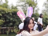 兔女郎自拍玩不停 凹造型大笑扮可爱