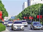 金柯桥大道等主要路段上悬挂起国旗 喜庆气氛迎面扑来