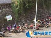【头条直击】嵊州江滨市场附近随地小便、乱停车、占道经营……