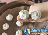 拇指般大小的小笼包，引来食客排队购买