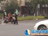 车流中幼童从电瓶车上走下，险！辅警一把抱起孩子，暖！