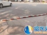 【头条直击】嵊州人行道护栏受损 车辆违停是主因
