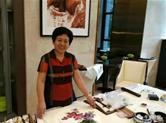 河北女画家潘丽君，纸上葡萄鲜翠欲滴