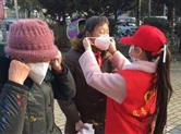 余姚最美“逆行志愿者”上街免费为民发口罩