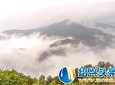 雨后的山谷云雾缭绕，恍若世外桃源